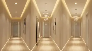 Corridoio moderno con illuminazione a LED soffusa e lampadari di design