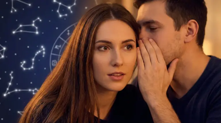 Una persona sussurra a un'altra con costellazioni zodiacali sullo sfondo