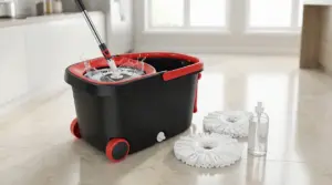 Secchio con sistema rotante per la pulizia dei pavimenti e accessori su piastrelle lucide.