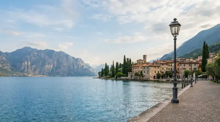 Vista panoramica del Lago di Garda con un borgo e montagne sullo sfondo