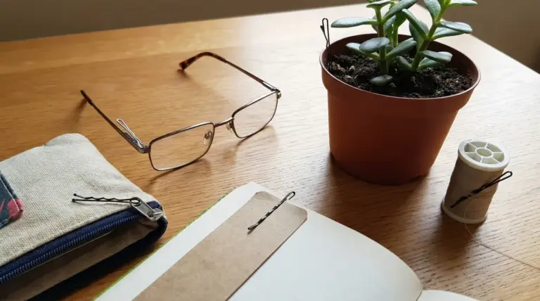 Forcine per capelli usate in modi alternativi su oggetti quotidiani su un tavolo